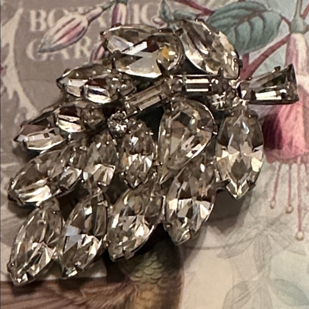 Sparkling clear Rhinestone leaf shaped vintage brooch - EUC-- 2” x 1 1/2”
